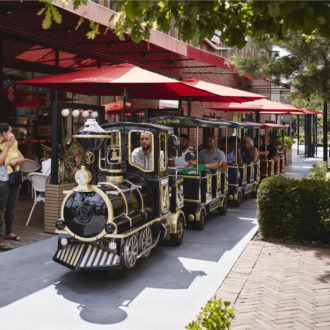 Petit train sur la promenade de Shopping Promenade Claye Souilly.