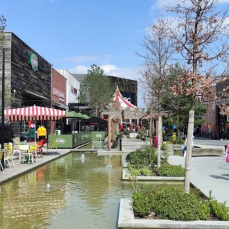 Zone de restaurants à Shopping Promenade Claye-Souilly.