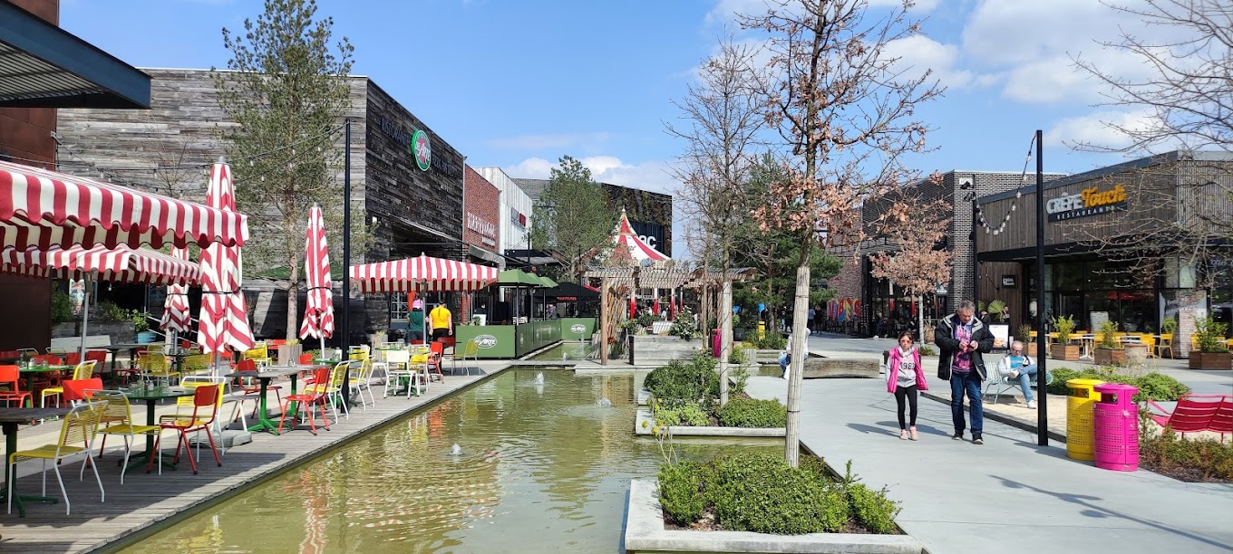 Zone de restaurants à Shopping Promenade Claye-Souilly.